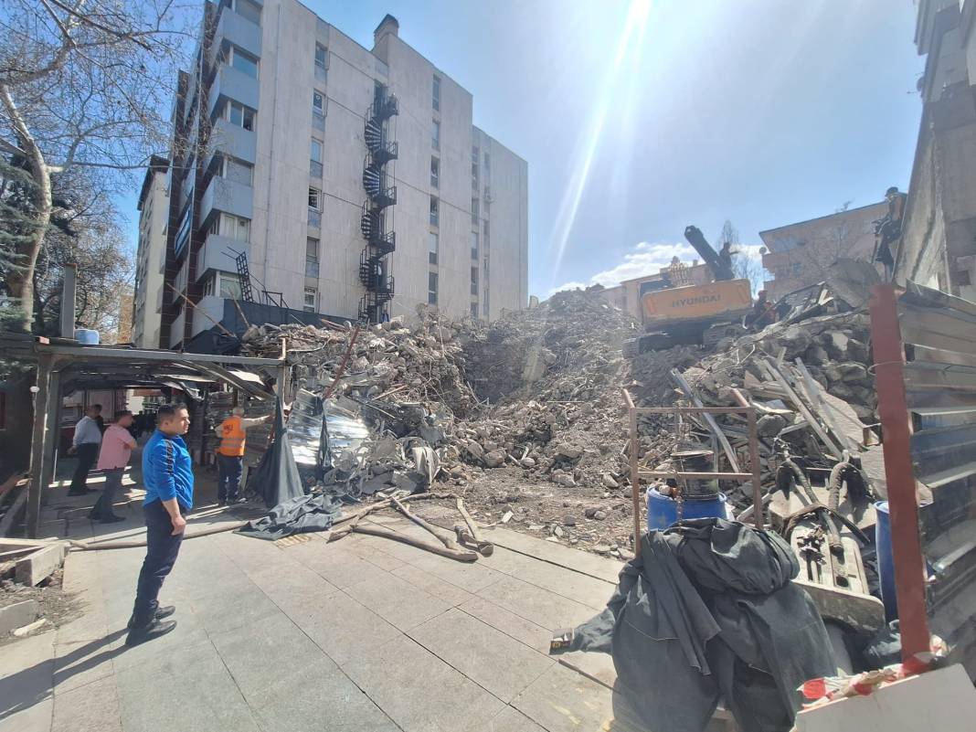 Ankara'da istinat duvarı çöktü. Bir işçi enkaz altında 26